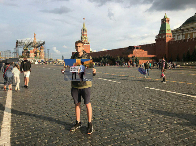 Задержание журналиста с пустым плакатом разлетелось на мемы