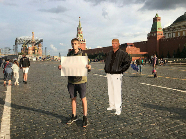 Задержание журналиста с пустым плакатом разлетелось на мемы