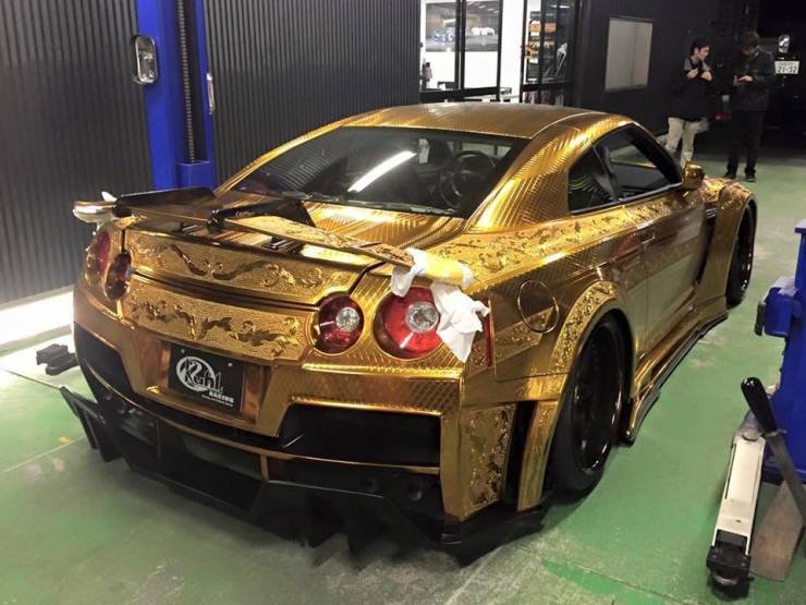 Уникальный золотой Nissan