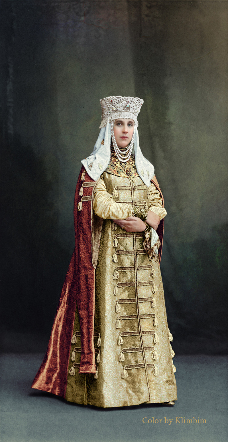 Гости костюмированного бала Романовых в раскрашенных фотографиях 1903 года Гости костюмированного бала Романовых в раскрашенных фотографиях 1903 года