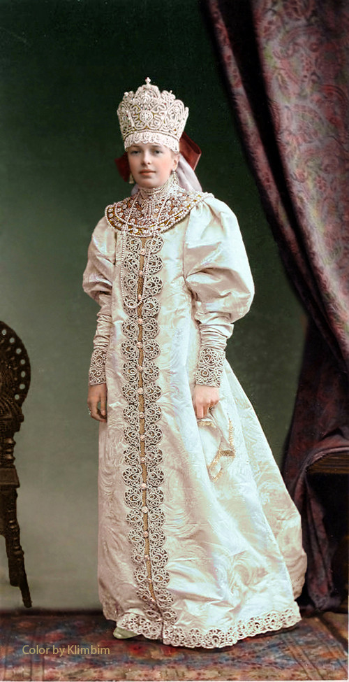 Гости костюмированного бала Романовых в раскрашенных фотографиях 1903 года Гости костюмированного бала Романовых в раскрашенных фотографиях 1903 года