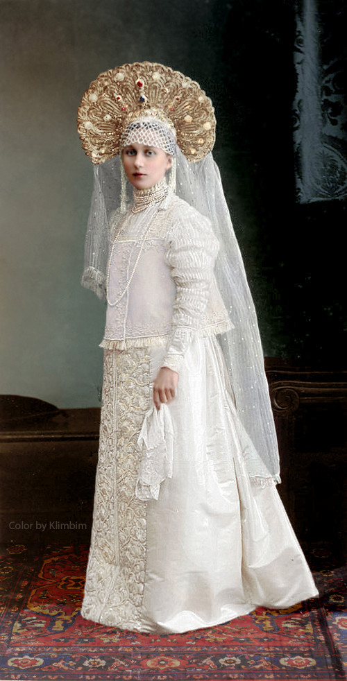 Гости костюмированного бала Романовых в раскрашенных фотографиях 1903 года Гости костюмированного бала Романовых в раскрашенных фотографиях 1903 года