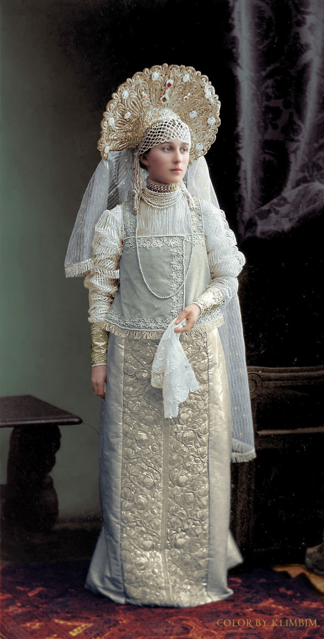 Гости костюмированного бала Романовых в раскрашенных фотографиях 1903 года Гости костюмированного бала Романовых в раскрашенных фотографиях 1903 года