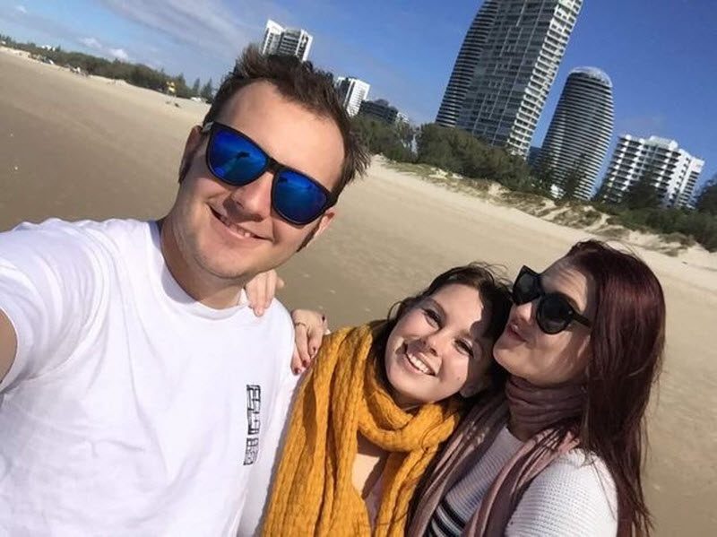 Семейная пара влюбились в девушку и живут втроем Семейная пара влюбились в девушку и живут втроем