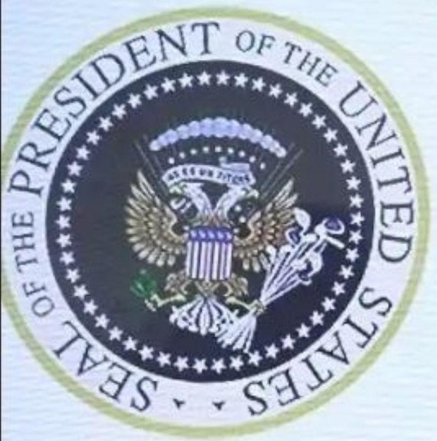 Дональд Трамп на фоне странного герба