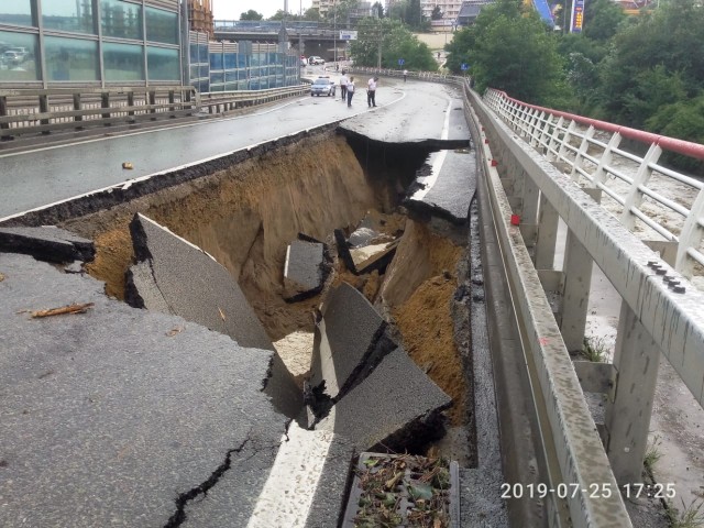 Ливни в Сочи размыли несколько федеральных дорог