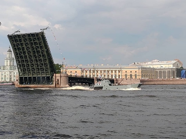 Фотоотчет с военно-морского парада в честь Дня ВМФ в Санкт-Петербурге
