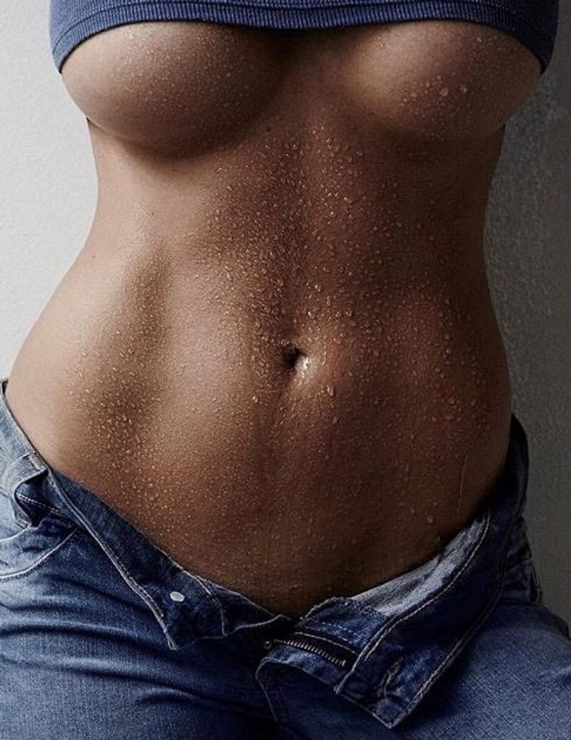 Underboob: девушки с полуобнаженной грудью