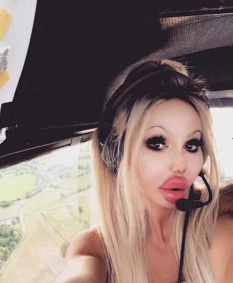 Убойное сочетание пластики и Фотошопа на примере блондинки-гуманоида