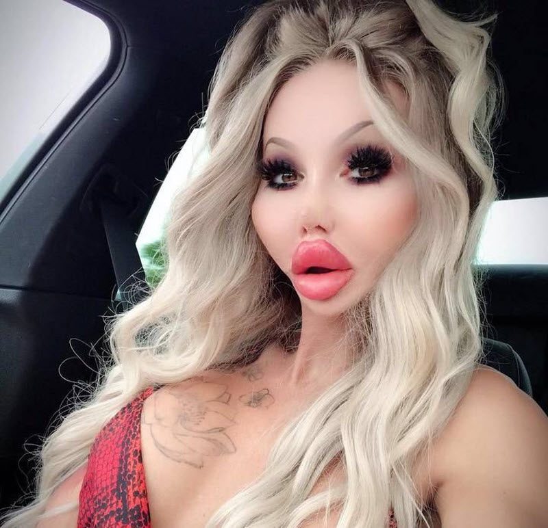 Убойное сочетание пластики и Фотошопа на примере блондинки-гуманоида