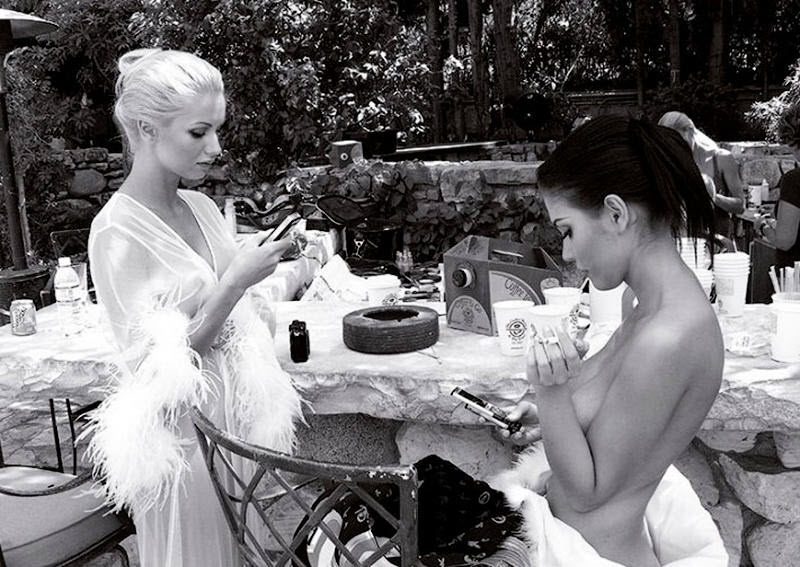 За кулисами эротической фотосессии журнала Playboy