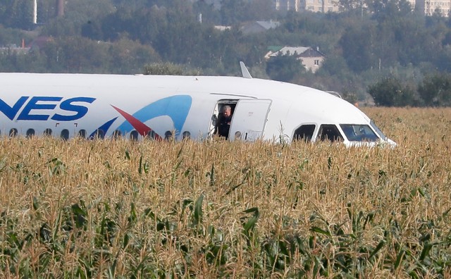 Командир А321 решил посадить самолет без шасси ВОПРЕКИ инструкциям Airbus и спас всех Командир А321 решил посадить самолет без шасси ВОПРЕКИ инструкциям Airbus и спас всех