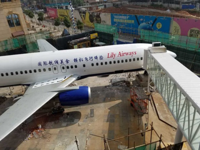 Китаец сделал ресторан из списанного Boeing 737 Китаец сделал ресторан из списанного Boeing 737