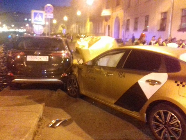 В Санкт-Петербурге в результате столкновения двух автомобилей пешеход упал в реку