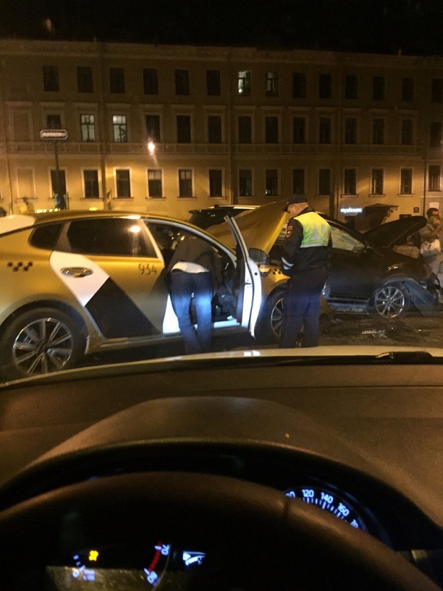 В Санкт-Петербурге в результате столкновения двух автомобилей пешеход упал в реку