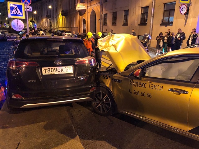 В Санкт-Петербурге в результате столкновения двух автомобилей пешеход упал в реку
