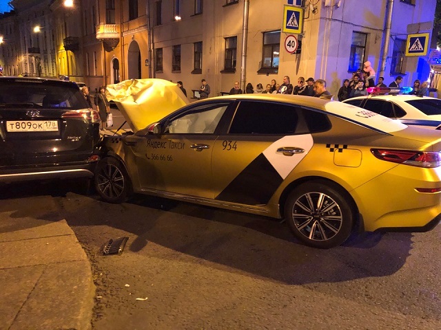 В Санкт-Петербурге в результате столкновения двух автомобилей пешеход упал в реку
