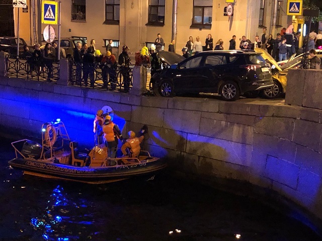 В Санкт-Петербурге в результате столкновения двух автомобилей пешеход упал в реку
