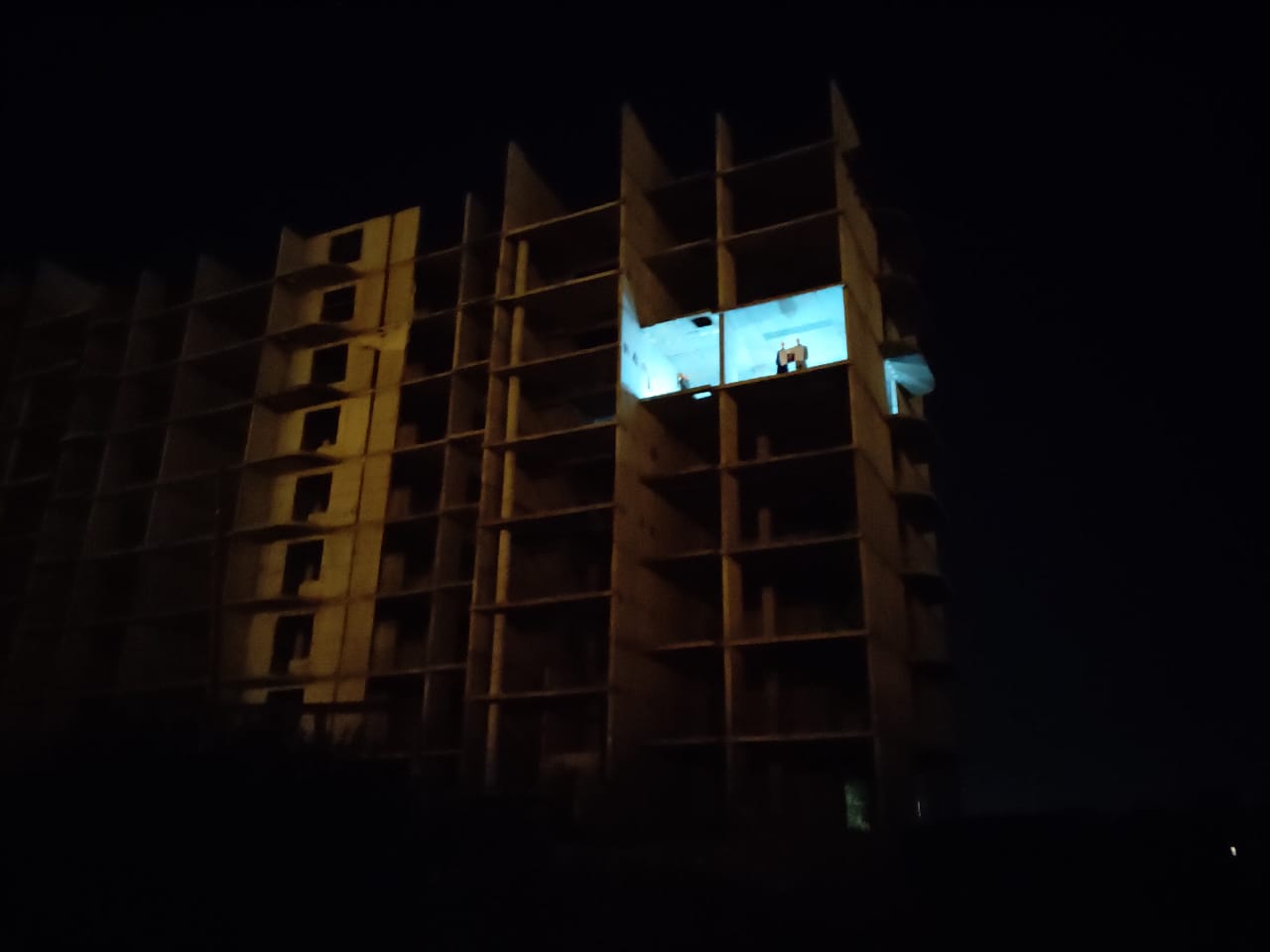 Необычный "перформанс" в недостроенном доме в Омске