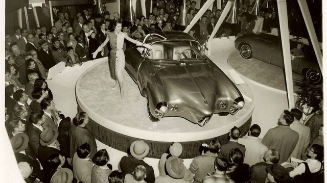 "Золотая ракета" - впечатляющий концепт-кар из стеклопластика "Золотая ракета" - впечатляющий концепт-кар из стеклопластика