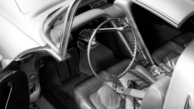 "Золотая ракета" - впечатляющий концепт-кар из стеклопластика "Золотая ракета" - впечатляющий концепт-кар из стеклопластика