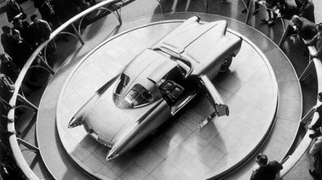 "Золотая ракета" - впечатляющий концепт-кар из стеклопластика "Золотая ракета" - впечатляющий концепт-кар из стеклопластика