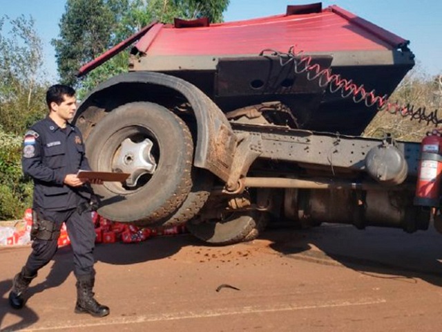 В Парагвае перевернулся грузовик с пивом и порадовал местных жителей