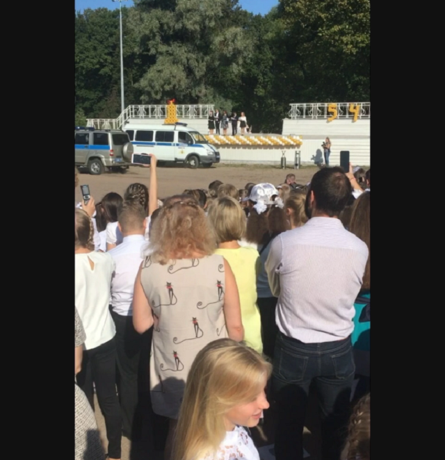 Питерская гимназия решила пригласить на школьную линейку ОМОН