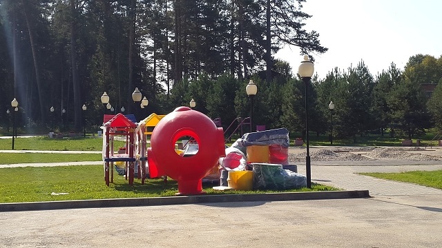 Во время строительства детской площадки в Калужской области случился конфуз