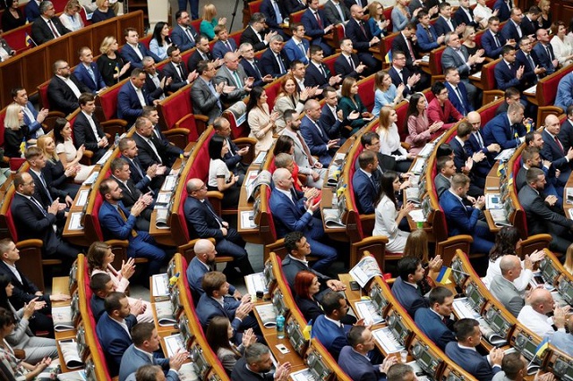 Украинских депутатов лишили неприкосновенности