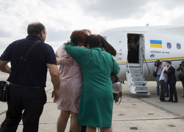 Состоялся обмен пленными между Россией и Украиной (10 фото) Состоялся обмен пленными между Россией и Украиной (10 фото)