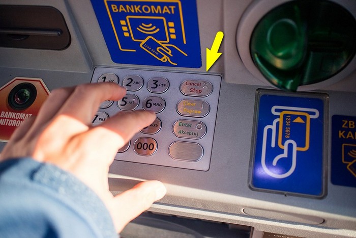 Хитрости жизни: что делать, если банкомат не возвращает карту