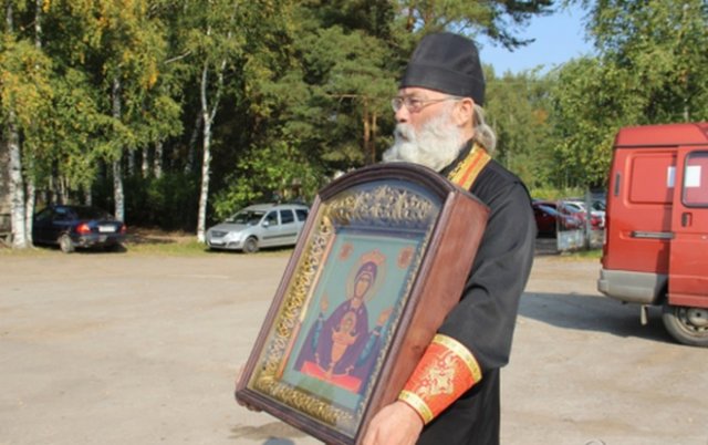 Священники решили исцелить жителей Твери от пьянства, вылив святую воду с самолёта