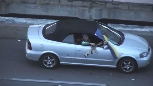 Опубликовано видео задержания мужчины, угрожавшего взорвать мост в Киеве