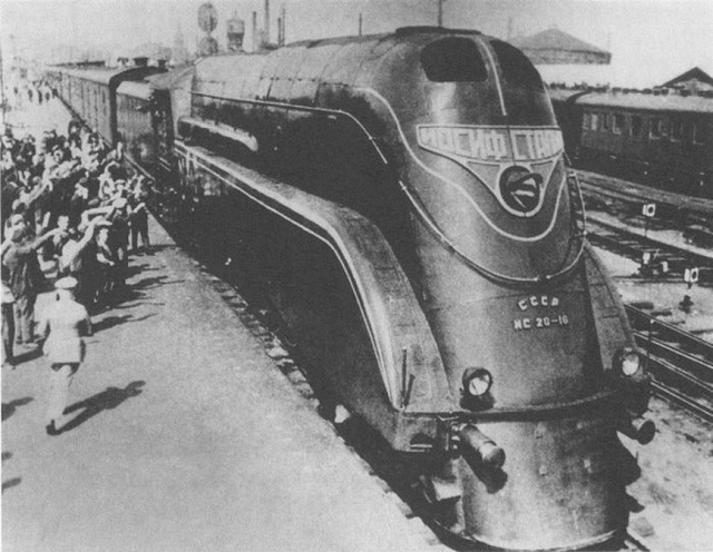 Стимпанк-мотоцикл, стилизованный под советский паровоз "Иосиф Сталин" Стимпанк-мотоцикл, стилизованный под советский паровоз "Иосиф Сталин"