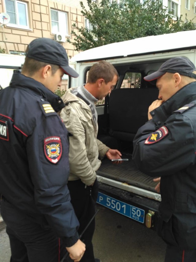 В Подольске на крышу автомобиля с 14 этажа сбросили арбуз