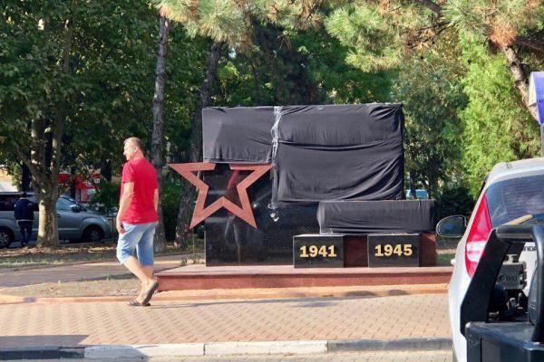 В Туапсе установили безграмотный памятник городам-героям ВОВ