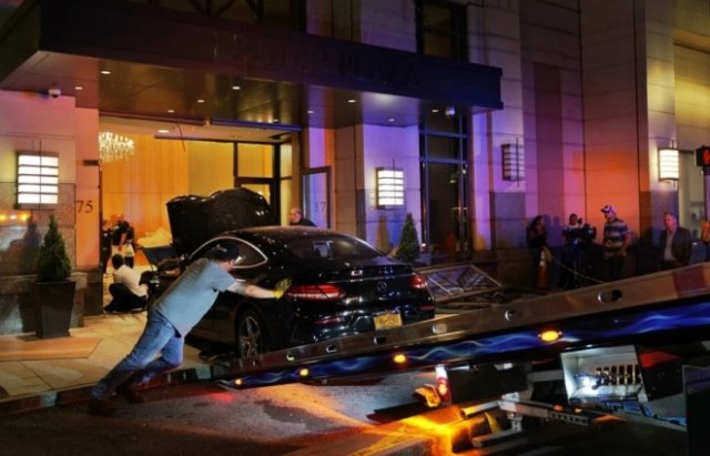 В штате Нью-Йорк машина въехала в вестибюль Trump Plaza