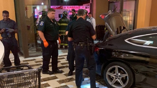 В штате Нью-Йорк машина въехала в вестибюль Trump Plaza