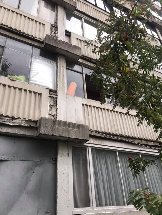 В Москве курьер "Яндекс.Еды" спас ребенка, который хотел выброситься из окна