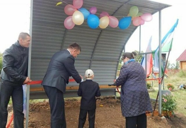 Торжественное открытие остановки за 100 тысяч рублей для шести школьников состоялось в Башкирии