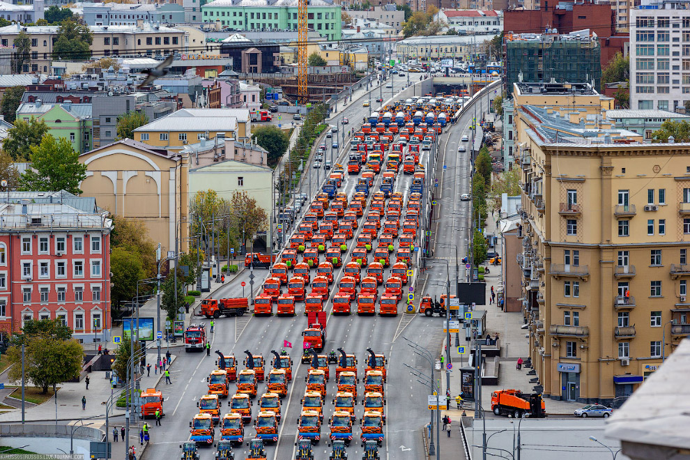 В Москве прошел парад коммунальной техники