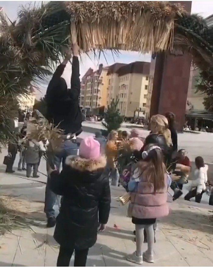 Жители Ставрополя разграбили слона из яблок. Его установили ко Дню города