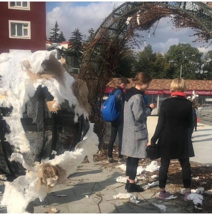 Жители Ставрополя разграбили слона из яблок. Его установили ко Дню города
