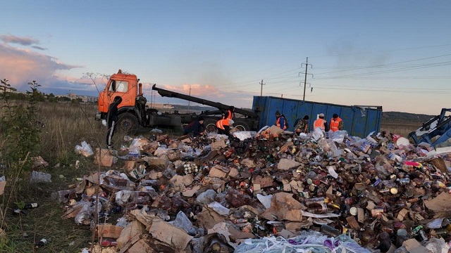 Огромная "алкогольная свалка" под Петербургом