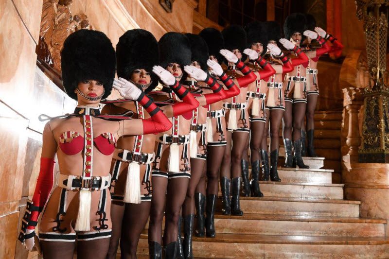 За кулисами всемирноизвестного парижского кабаре Crazy Horse