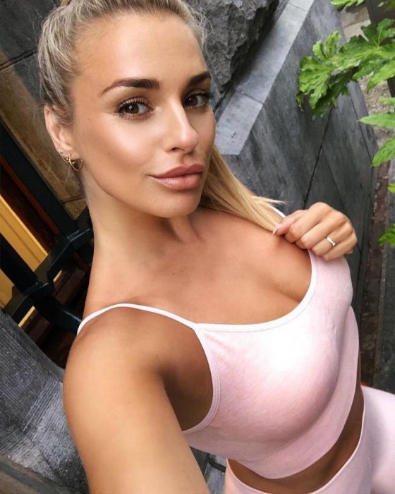 Сексуальные девушки в белых маечках