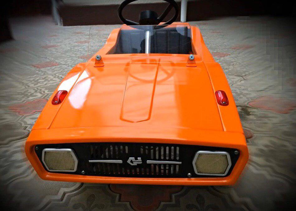 Отец нашел советскую детскую машинку и сделал из нее конфетку