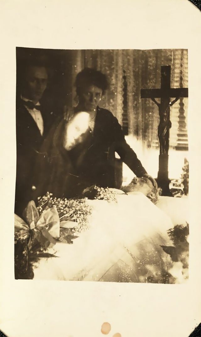 Мрачный фотошоп 1920-х годов: призрачные кадры Уильяма Хоупа