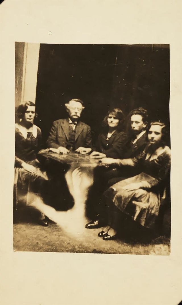 Мрачный фотошоп 1920-х годов: призрачные кадры Уильяма Хоупа